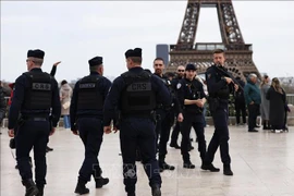 Cảnh sát Pháp tuần tra trên quảng trường Trocadero ở thủ đô Paris ngày 25/3/2024. (Ảnh minh họa: THX/TTXVN)