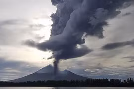 Núi lửa Ulawun ở Papua New Guinea đang phun trào. (Nguồn: ABS) 