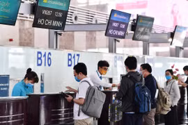 Hành khách bay nối chuyến của Vietnam Airlines tới Côn Đảo chỉ cần làm thủ tục chuyến bay một lần. (Ảnh: CTV/Vietnam+) 