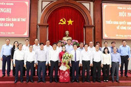 Các đại biểu chúc mừng bà Nguyễn Hải Trâm, Phó Bí thư thường trực Tỉnh ủy Tiền Giang. (Ảnh: Hữu Chí/TTXVN)
