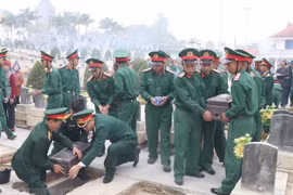 Lễ an táng hài cốt các hài cốt liệt sỹ tại Nghĩa trang liệt sỹ Tông Khao. (Ảnh: Xuân Tiến/TTXVN) 