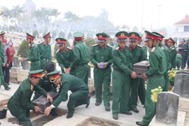 Lễ an táng hài cốt các hài cốt liệt sỹ tại Nghĩa trang liệt sỹ Tông Khao. (Ảnh: Xuân Tiến/TTXVN) 