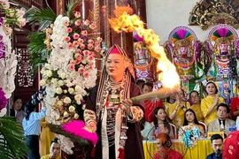 Yên Bái: Trình diễn nghệ thuật hầu đồng tại đền Đông Cuông