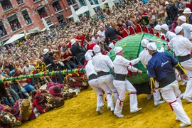 Lễ hội dân gian truyền thống Doudou (Đánh Rồng) ở thành phố Mons của Bỉ. (Nguồn: Getty Images)