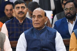 Bộ trưởng Quốc phòng Ấn Độ Rajnath Singh (giữa) tại một cuộc họp ở New Delhi, Ấn Độ. (Ảnh: AFP/TTXVN)