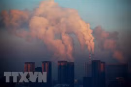 Khí thải tại nhà máy nhiệt điện ở Trường Xuân, tỉnh Cát Lâm, Trung Quốc. (Ảnh: AFP/TTXVN)