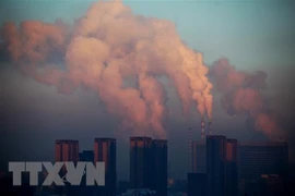 Khí thải tại nhà máy nhiệt điện ở Trường Xuân, tỉnh Cát Lâm, Trung Quốc. (Ảnh: AFP/TTXVN)