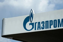 Biểu tượng Tập đoàn năng lượng Gazprom tại trạm xăng ở Moskva, Nga. (Ảnh: AFP/TTXVN) 
