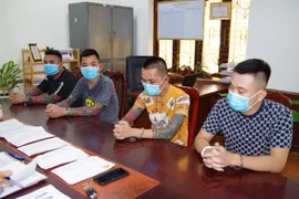 Các đối tượng có hành vi cưỡng đoạt tài sản bị tạm giữ hình sự. (Ảnh: Nguyễn Lân /TTXVN)