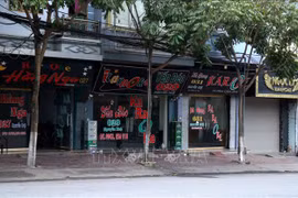 Các cửa hàng kinh doanh dịch vụ Karaoke trên đường Nguyễn Huệ, thành phố Lào Cai. (Ảnh tư liệu: Quốc Khánh/TTXVN)