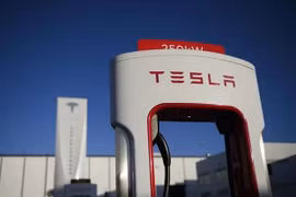 Biểu tượng Tesla tại một trạm sạc điện của hãng ở Hawthorne, California. (Ảnh: AFP/TTXVN)