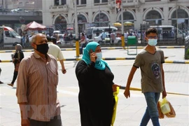 Người dân đeo khẩu trang phòng dịch COVID-19 tại Cairo, Ai Cập. (Ảnh: THX/TTXVN) 