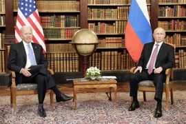 Tổng thống Mỹ Joe Biden (trái) và Tổng thống Nga Vladimir Putin tại hội nghị thượng đỉnh ở Geneva, Thụy Sĩ, ngày 16/6/2021. (Ảnh: AFP/TTXVN) 