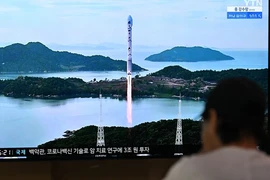 Người dân theo dõi bản tin về vụ phóng vệ tinh của Triều Tiên qua truyền hình ở Seoul, Hàn Quốc ngày 24/8. (Ảnh: AFP/TTXVN) 