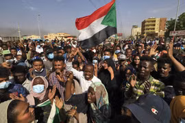Người dân Sudan tuần hành phản đối cuộc đảo chính quân sự tại Khartoum, ngày 25/10/2021. (Ảnh: AFP/TTXVN)
