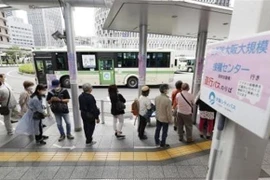 Nhân viên y tế tiêm chủng vaccine ngừa COVID-19 tại Osaka, Nhật Bản. (Ảnh: Kyodo/TTXVN) 