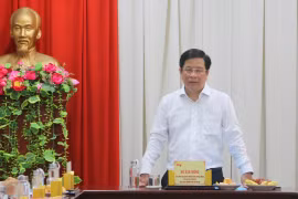 Chủ tịch Ủy ban Nhân dân tỉnh An Giang Hồ Văn Mừng phát biểu tại buổi làm việc với Ban Quản lý Di tích Văn hoá Óc Eo. (Ảnh: Công Mạo/TTXVN)