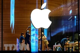 Biểu tượng Apple tại một cửa hàng của hãng. (Ảnh: AFP/TTXVN) 