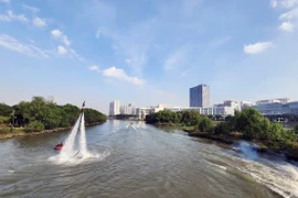 Trò chơi ván bay nước Flyboard trong tour du lịch đường thủy Thành phố Hồ Chí Minh. (Ảnh: Mỹ Phương/TTXVN)