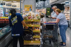 Người dân mua sắm tại siêu thị ở Atlanta, Georgia, Mỹ. (Ảnh: AFP/TTXVN) 