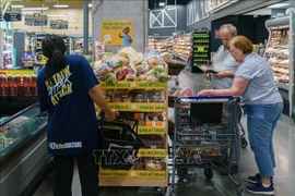 Người dân mua sắm tại siêu thị ở Atlanta, Georgia, Mỹ. (Ảnh: AFP/TTXVN) 