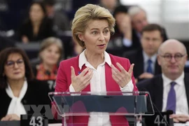 Chủ tịch Uỷ ban châu Âu (EC) Ursula von der Leyen phát biểu tại Nghị viện châu Âu. (Ảnh: AFP/TTXVN)