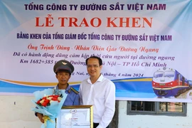 Tổng Công ty Đường sắt Việt Nam tặng Bằng khen cho anh Trịnh Dũng. (Ảnh: TTXVN phát)