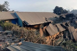 Căn nhà bị phá hủy khi núi lửa Lewotobi phun trào tại Đông Nusa Tenggara, Indonesia ngày 4/11/2024. (Ảnh: THX/TTXVN)