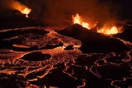 Núi lửa Sundhnuks trên Bán đảo Reykjanes, Tây Nam Iceland phun trào. (Ảnh: Getty Images/TTXVN)