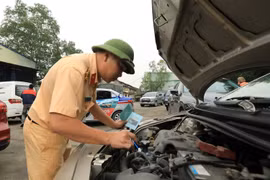 Lực lượng Cảnh sát giao thông được tăng cường tại Trung tâm đăng kiểm 29-06V. (Ảnh: Tuấn Anh/TTXVN) 