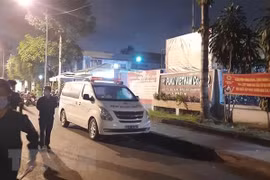 Công ty TNHH Puku Việt Nam (địa chỉ tại Khu công nghiệp Đồng An, phường Bình Hòa, thành phố Thuận An) đang bị phong tỏa, lực lượng y tế truy vết và xét nghiệm các F1 trong đêm. (Ảnh: TTXVN phát)