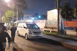 Công ty TNHH Puku Việt Nam (địa chỉ tại Khu công nghiệp Đồng An, phường Bình Hòa, thành phố Thuận An) đang bị phong tỏa, lực lượng y tế truy vết và xét nghiệm các F1 trong đêm. (Ảnh: TTXVN phát)