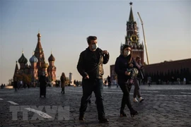 Người dân đeo khẩu trang phòng dịch COVID-19 tại Moskva, Nga. (Ảnh: THX/TTXVN)