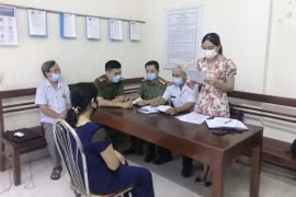Đối tượng N.T.Tuyết (bên trái) tại buổi làm việc với cơ quan chức năng.(Ảnh: Đức Phương - TTXVN)