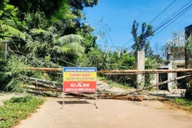 Khu vực chân đồi phía dưới vết nứt đã được chính quyền địa phương đặt biển cấm đường qua khu vực chân đồi phía dưới vết nứt. (Ảnh: Báo Thanh Hóa)