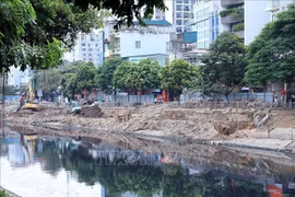Bờ kè sông Tô Lịch, đoạn qua phường Kim Giang, quận Thanh Xuân. (Nguồn: TTXVN)