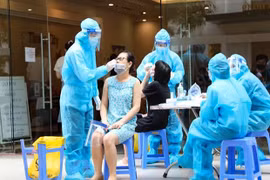 Hà Nội tiếp tục lấy mẫu xét nghiệm nhóm người nguy cơ cao. (Ảnh: Thanh Tùng/TTXVN) 