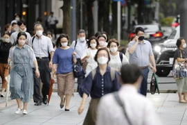 Người dân đeo khẩu trang phòng dịch COVID-19 tại Tokyo, Nhật Bản, ngày 13/7/2022. (Ảnh: Kyodo/TTXVN) 