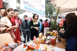 Đại biểu tham quan, mua sắm tại gian hàng của các chi đoàn. (Ảnh: Minh Quyết/TTXVN)