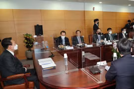Tổng thống đắc cử Hàn Quốc Yoon Suk-yeol (trái) tại cuộc họp ở Seoul. (Ảnh: Yonhap/TTXVN)