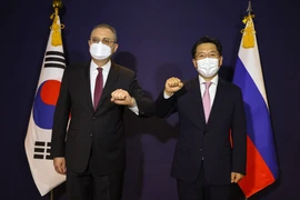 Thứ trưởng Ngoại giao Nga Igor Morgulov (trái) và Đặc phái viên về hòa bình và an ninh Bán đảo Triều Tiên của Hàn Quốc Noh Kyu-duk tại cuộc gặp ở Seoul ngày 24/8/2021. (Ảnh: AFP/TT)