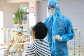 Lấy mẫu xét nghiệm cho người dân. (Ảnh: TTXVN/Vietnam+)