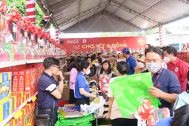 1.000 người có hoàn cảnh khó khăn tại Thành phố Hồ Chí Minh được đi Chợ Tết 0 đồng. (Ảnh: Đinh Hằng/TTXVN)