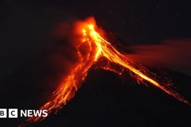 Nham thạch chảy ra từ một ngọn núi lửa ở Philippines. (Nguồn: BBC)