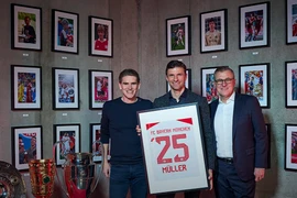 Thomas Muller cùng lãnh đạo đội bóng.(Nguồn: FCB)