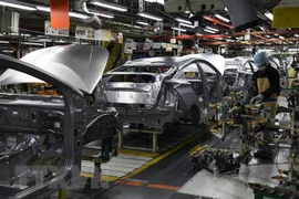 Công nhân làm việc tại nhà máy sản xuất ôtô ở thành phố Toyota, tỉnh Aichi, Nhật Bản. (Ảnh: AFP/TTXVN) 