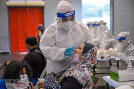 Nhân viên y tế lấy mẫu xét nghiệm COVID-19 cho người dân tại Kuala Lumpur, Malaysia. (Ảnh: AFP/TTXVN) 