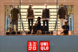  Cửa hàng thương hiệu thời trang Uniqlo thuộc tập đoàn Fast Retailing ở Tokyo. (Ảnh: AFP/TTXVN) 