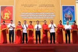 Triển lãm tranh cổ động tấm lớn về giá trị văn hóa, con người Việt Nam