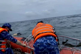 Lực lượng tìm kiếm tiếp cận thi thể ngư dân mất tích của tàu BV-99778 TS bị nạn trên biển. (Ảnh TTXVN phát)
